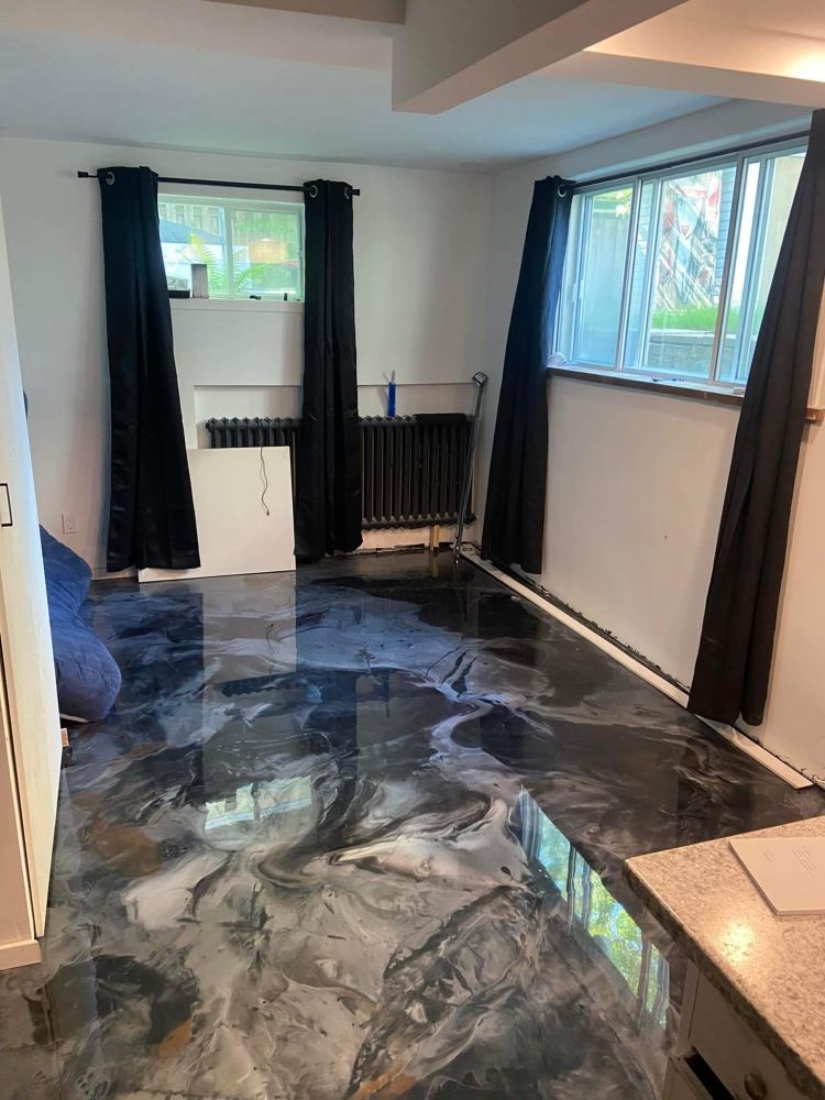 Un salon avec un sol en marbre et des rideaux noirs.