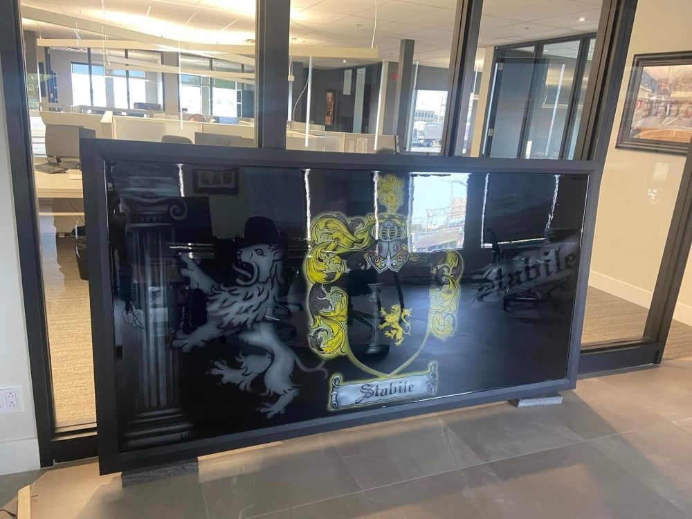 Il y a une image d'un lion sur une fenêtre dans une pièce.