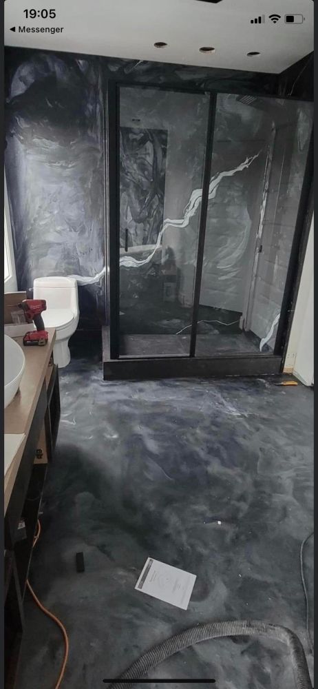 Une salle de bain avec WC, lavabo et douche.