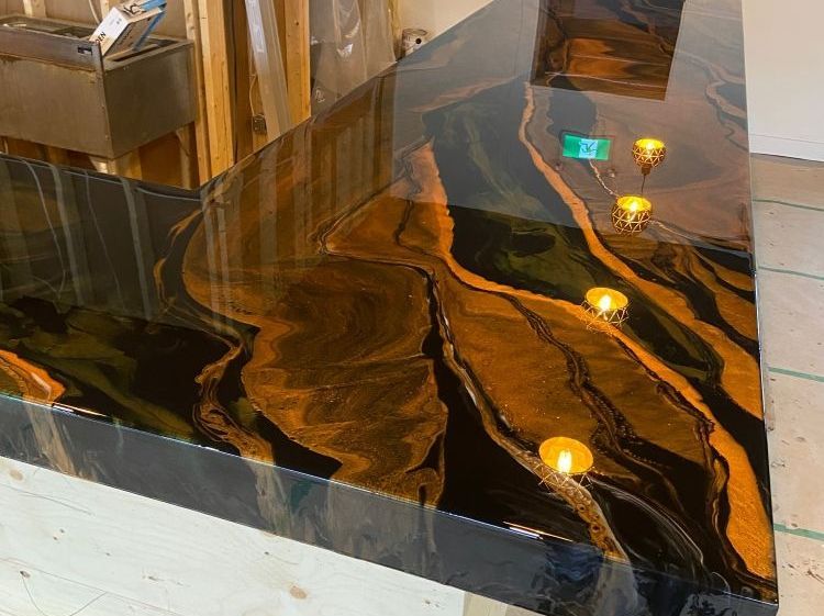 Une table avec des bougies dessus est posée sur le sol dans une pièce.