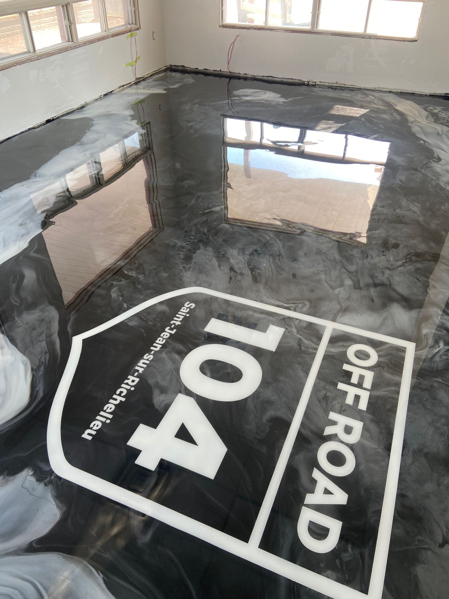 Un panneau sur le sol indiquant hors route 104