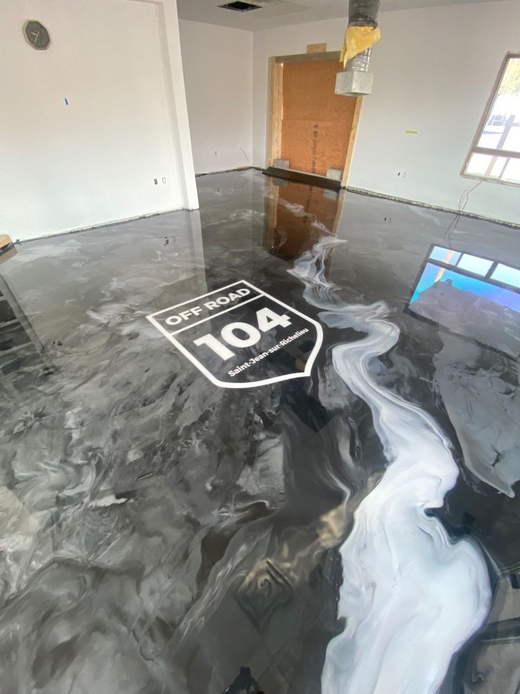 Un sol époxy noir et blanc avec un logo dessus.