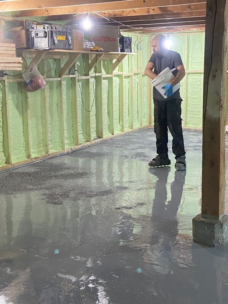 Un homme se tient debout dans un sous-sol et tient un morceau de papier.