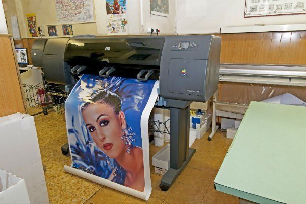 la stampante a lavoro