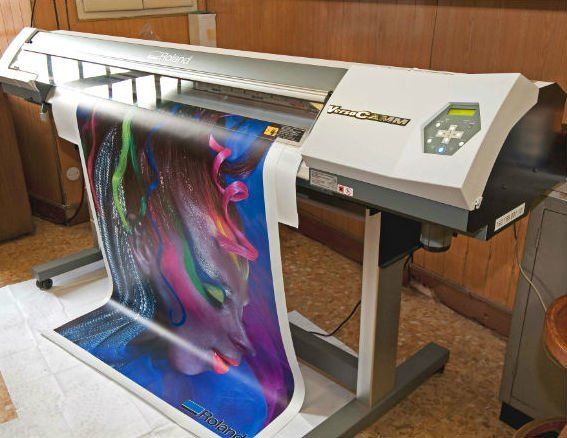 stampante digitale mentre stampa