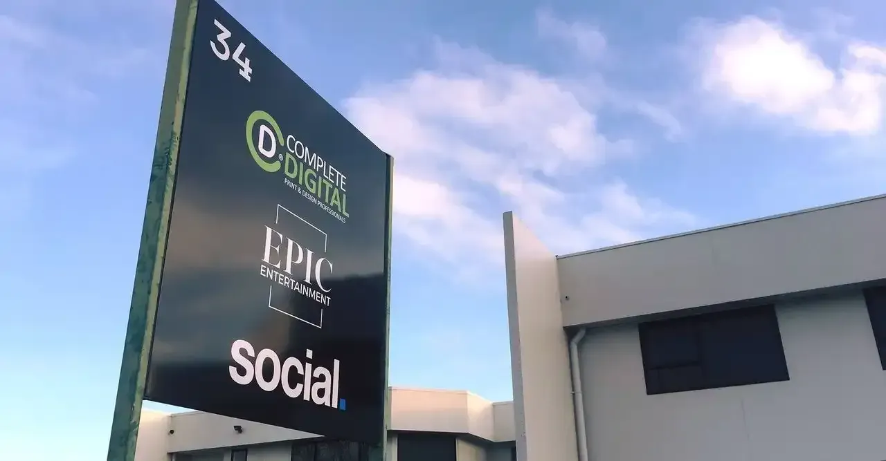 a sign that says epic entertainment on it