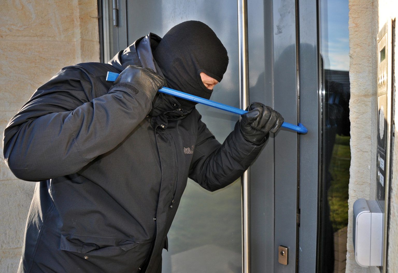 the-differences-between-theft-burglary-and-robbery