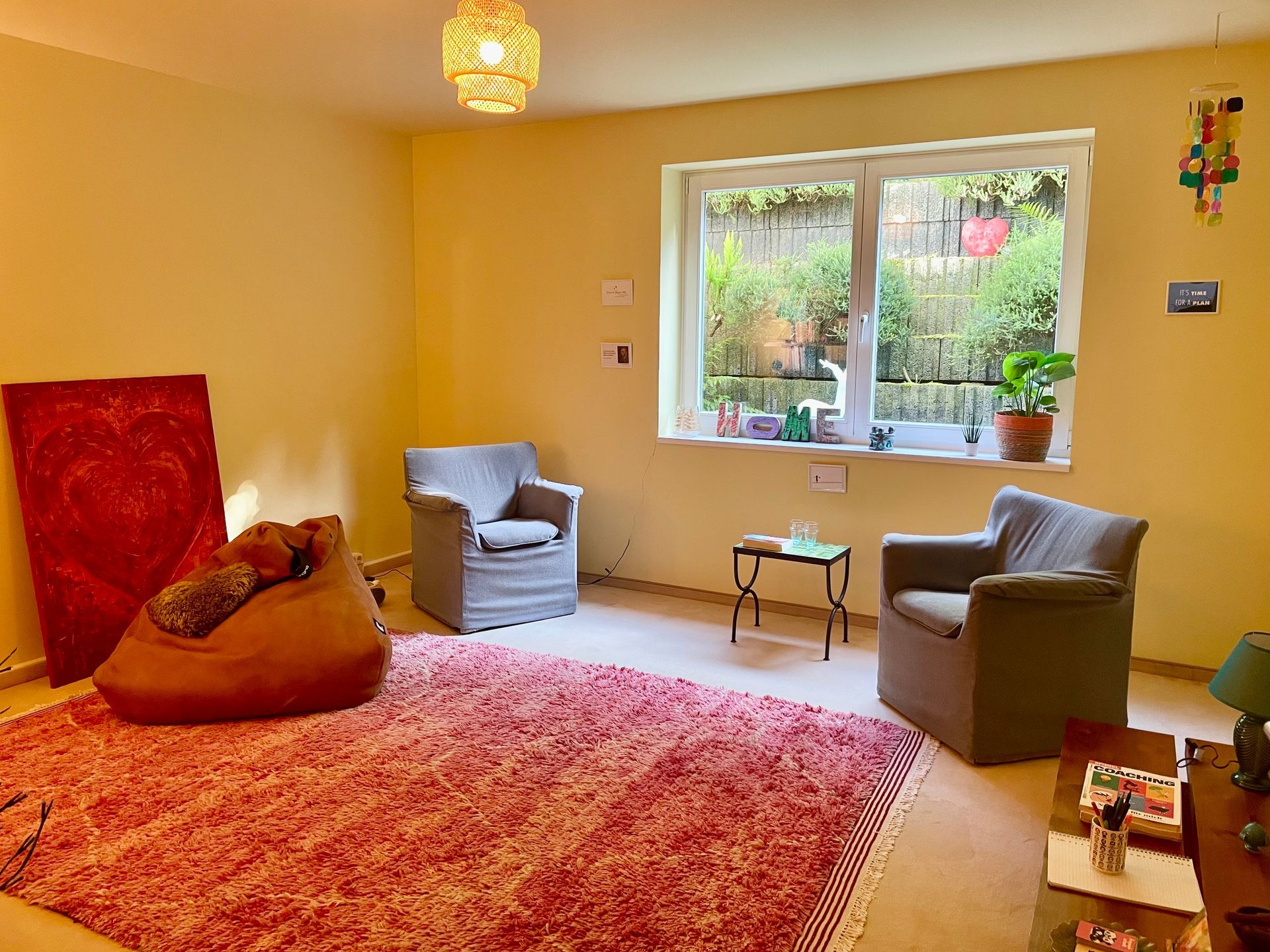 Ein Wohnzimmer mit zwei Stühlen und einem Sitzsack.