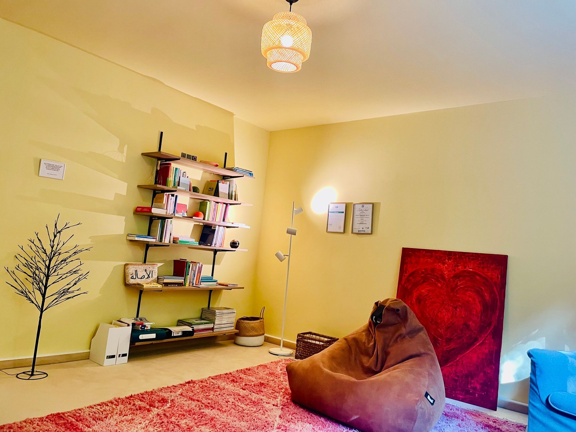 Ein Wohnzimmer mit Sitzsack und Bücherregal