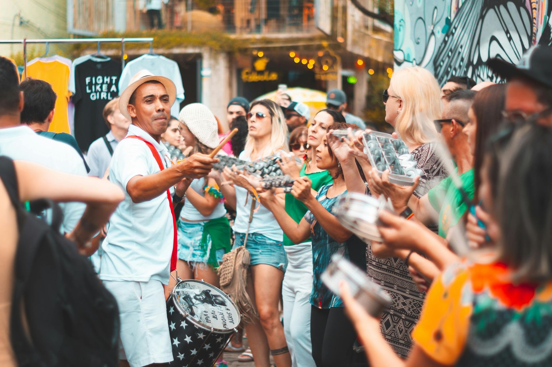 Pessoas festejando no carnaval