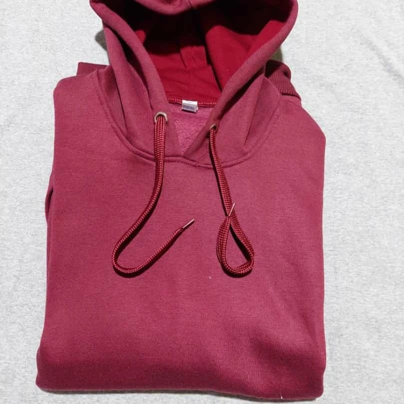 Buzo con capucha bordó