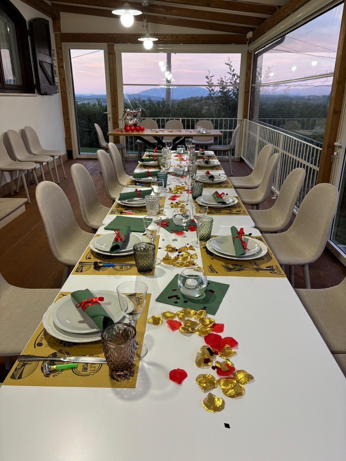 Ramo di albicocca con frutti maturi di colore arancione e foglie verdi.