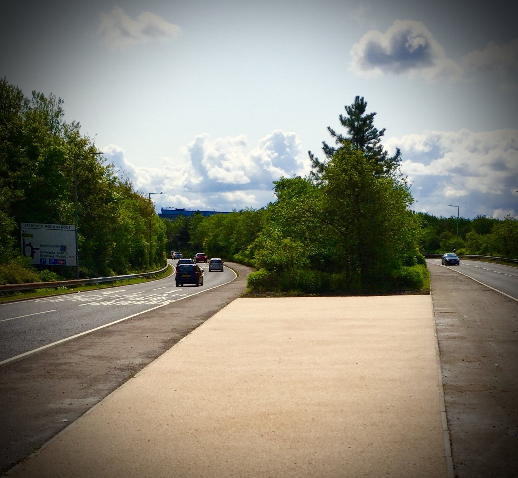 Low maintenance landscaping to dual carriageway