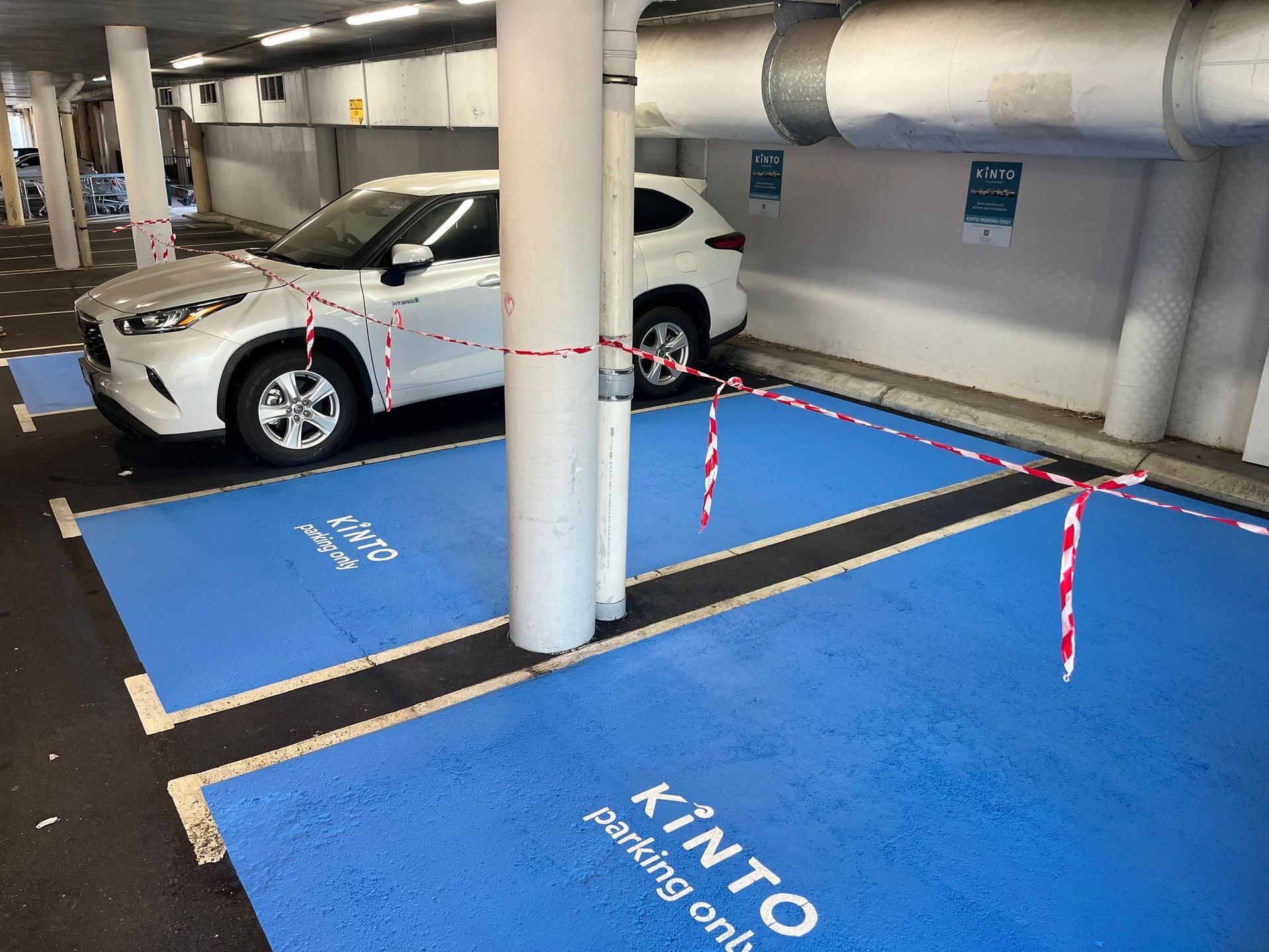 line marking around pole in parking lot