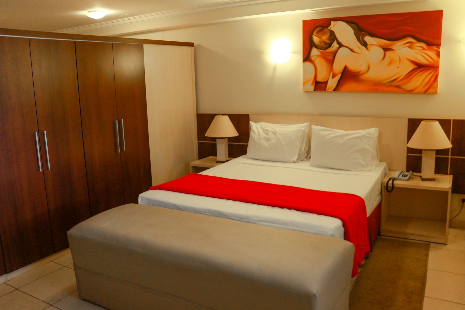 Um quarto de hotel com uma cama e uma pintura na parede Bay Park Hotel