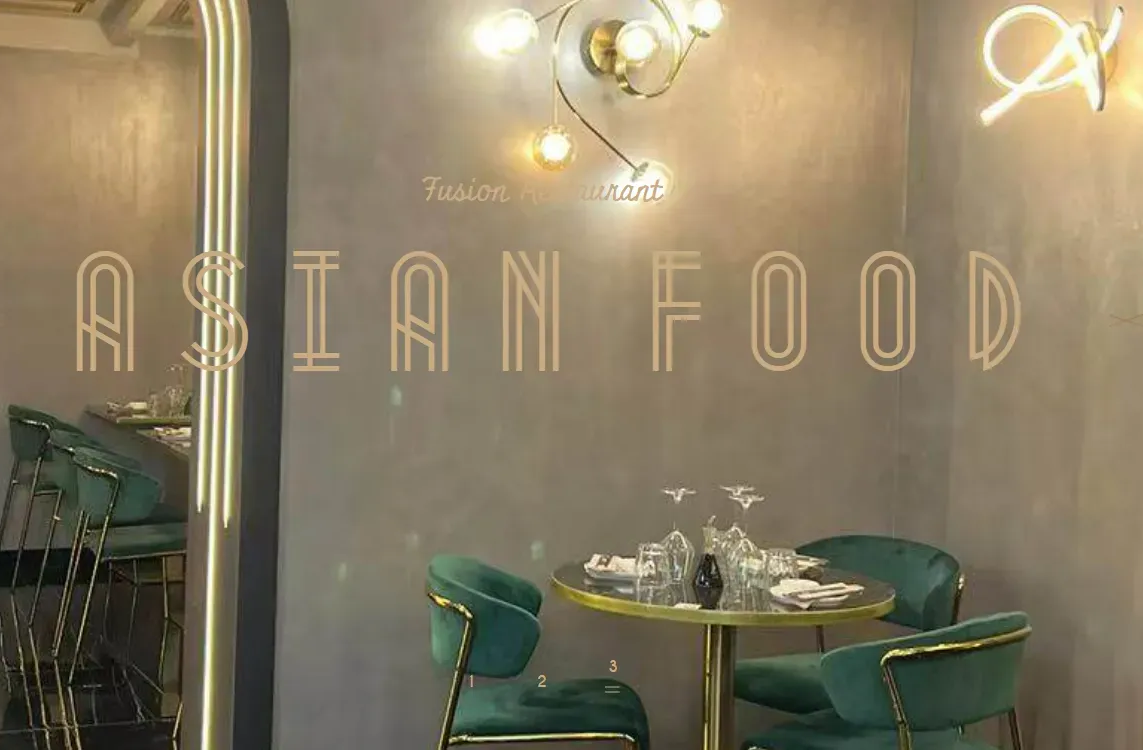 Interno di un ristorante di cucina asiatica con insegna dorata, sedie verdi e tavolo rotondo.