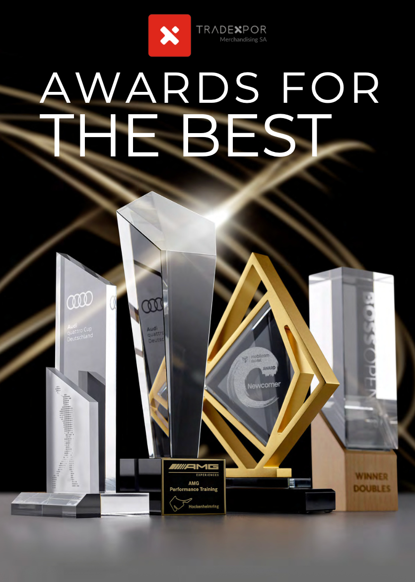 Une présentation de quatre trophées modernes et élégants sur fond noir avec des reflets dorés