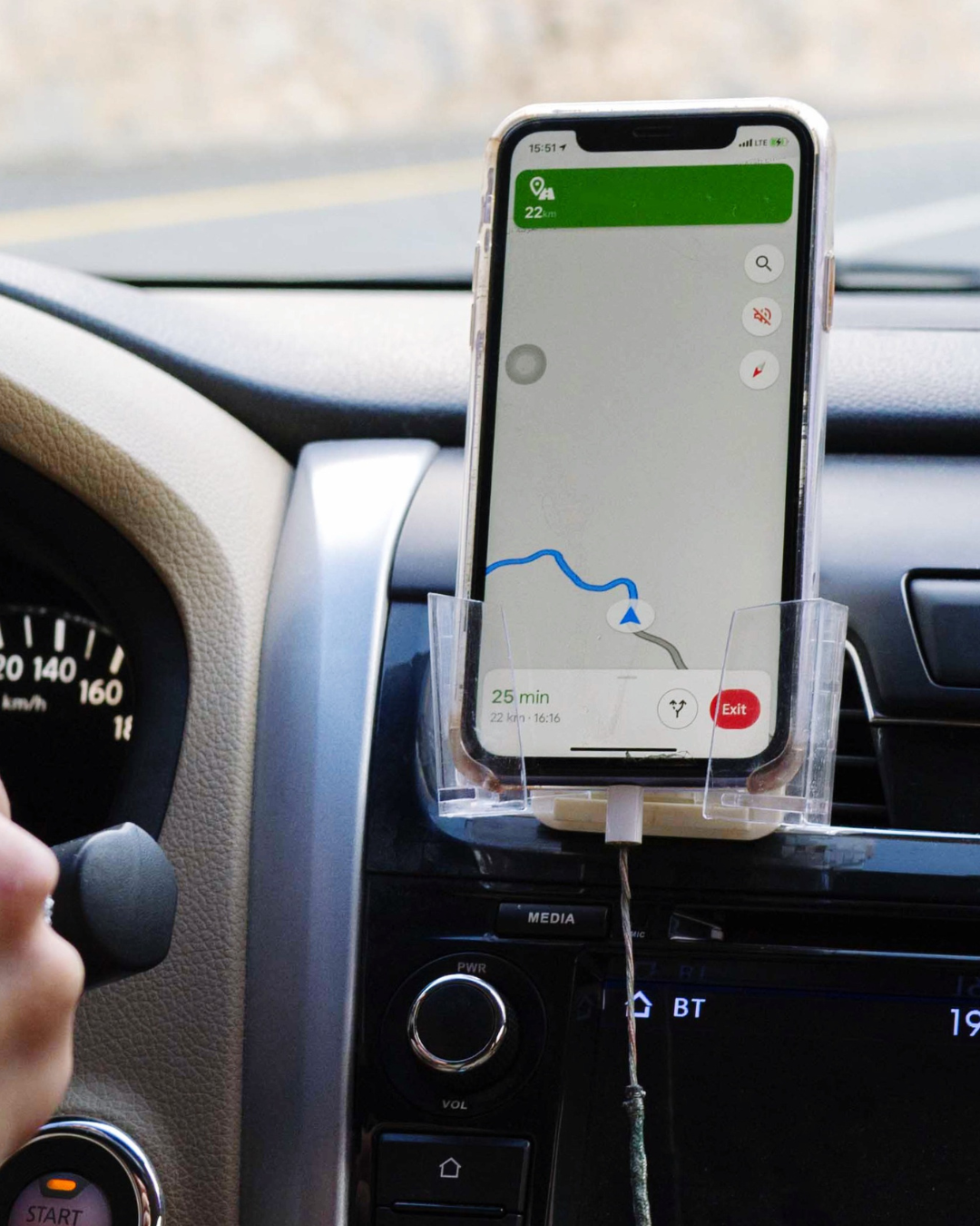 Un smartphone équipé d'un logiciel de navigation, fixé sur le tableau de bord d'une voiture