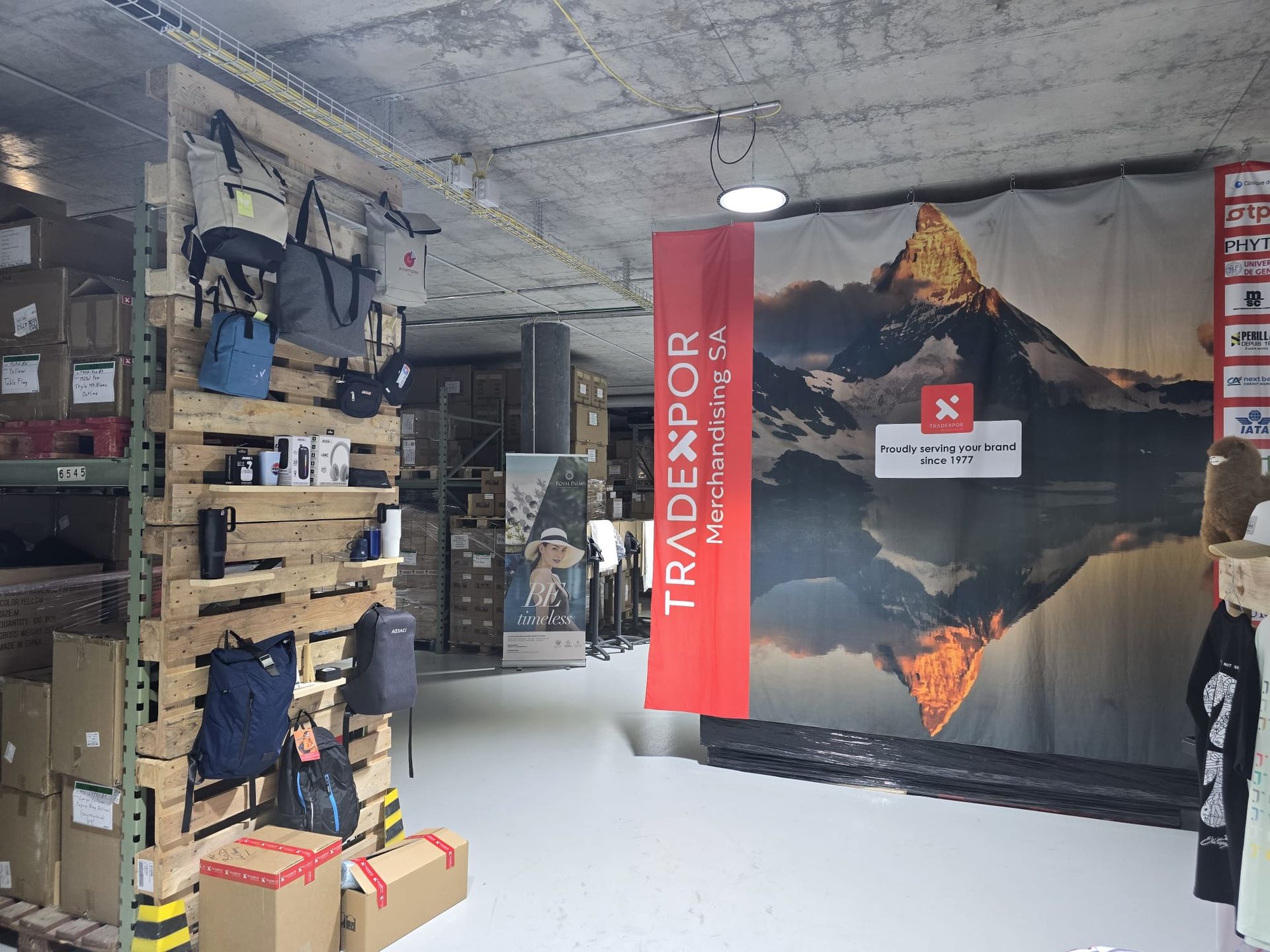 Un espace de stockage d'entrepôt comprenant une étagère d'exposition en palettes de bois pour les sacs