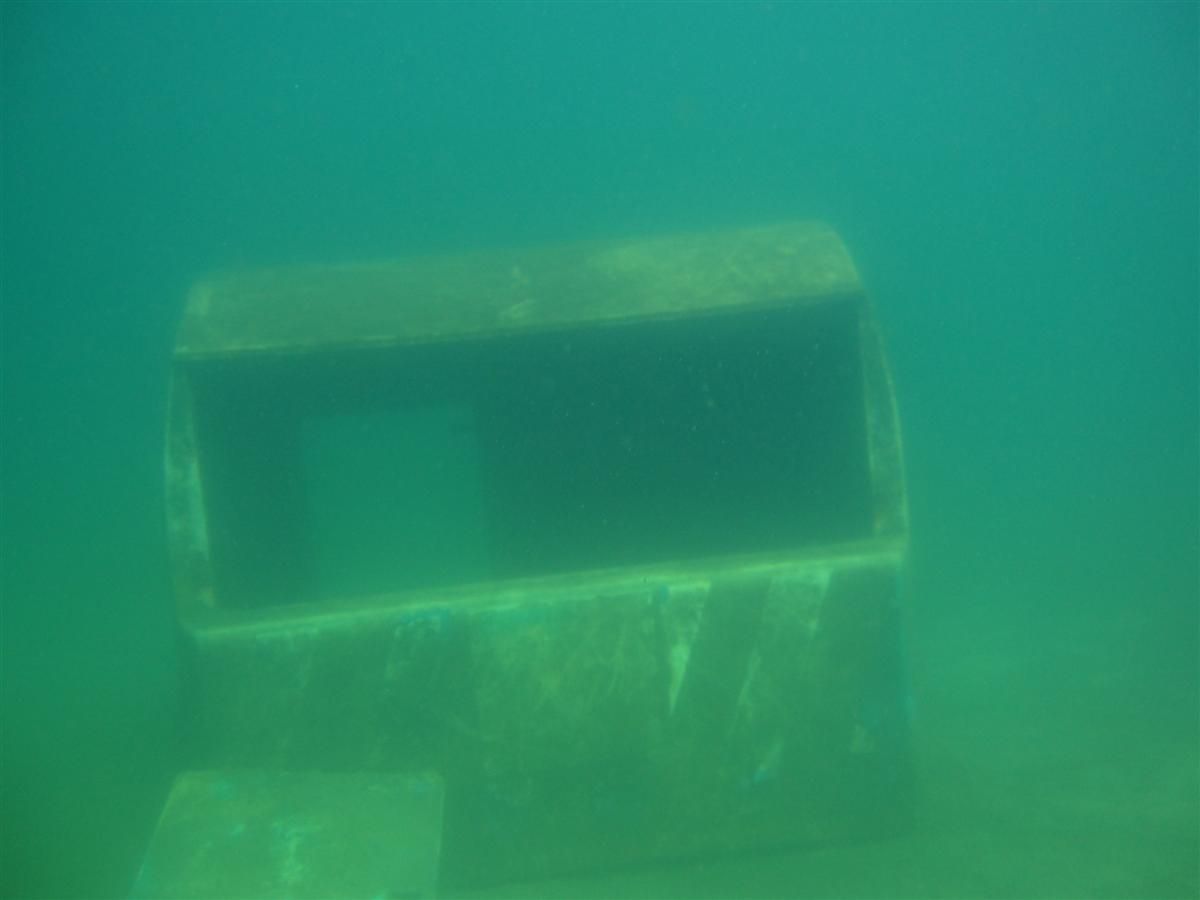 Een doos bevindt zich onder water in een watermassa.