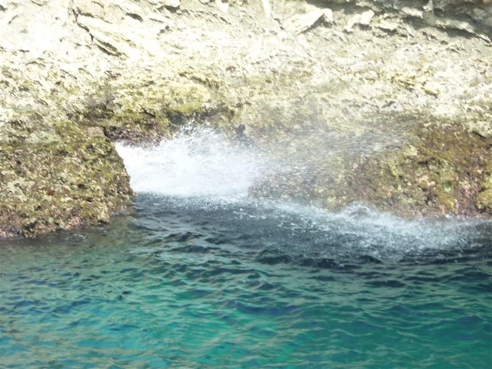 Een golf slaat tegen een rots in de oceaan