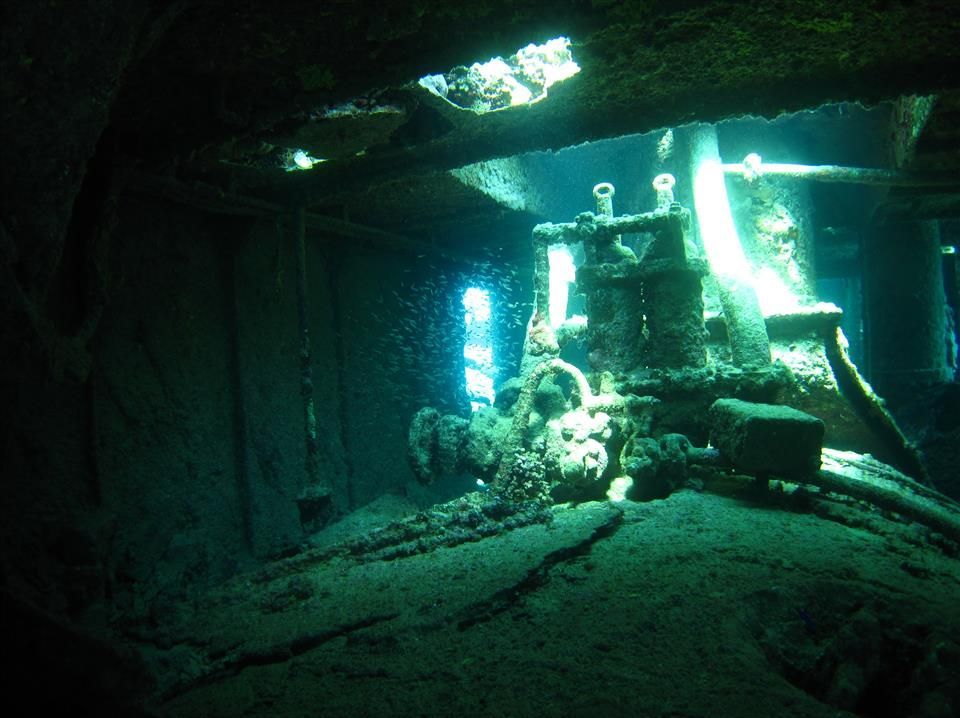 Een donkere kamer waar licht door een gat in de muur schijnt