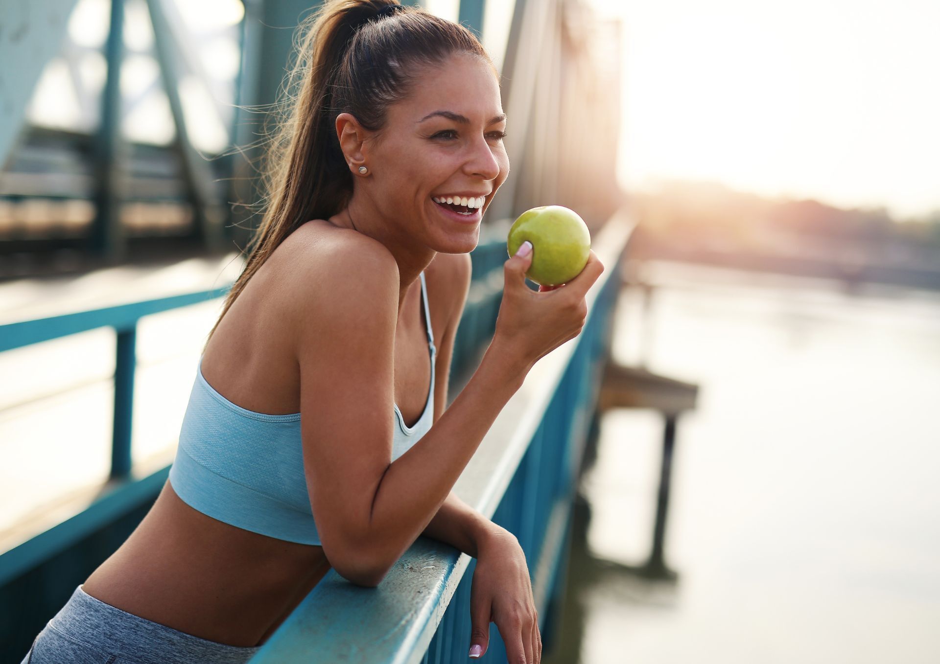 Lifestyle 6. Фото улыбка спортсменок. Healthy Lifestyle Athletic. Running woman eating.