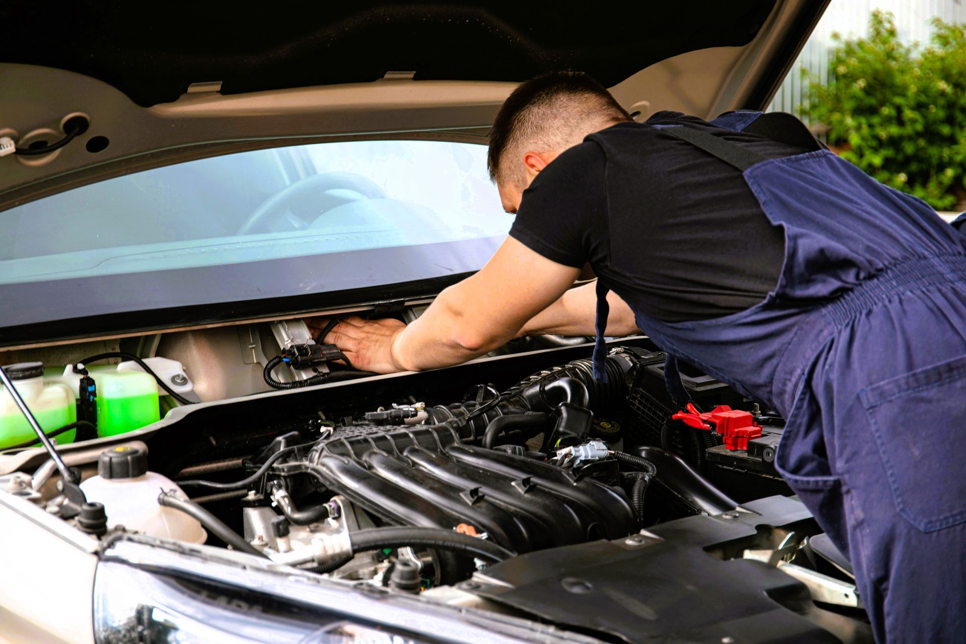 Image of a skilled mobile mechanic providing professional automotive services on-site