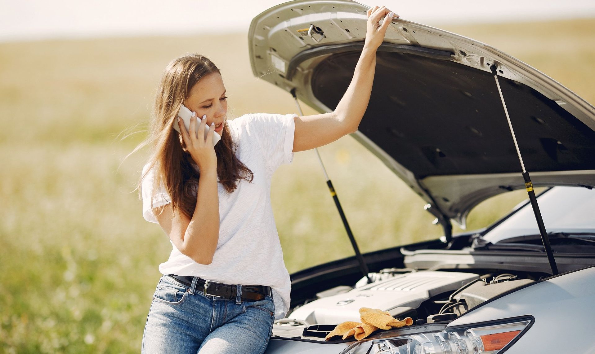 woman with car trouble calling mobile mechanic from the side of the road