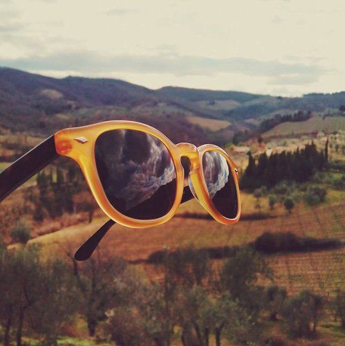 occhiale da sole aste nere e lenti scure