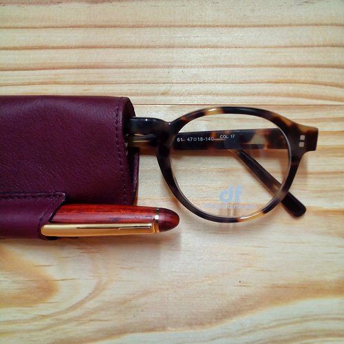 montatura da vista all'interno di un portaocchiali