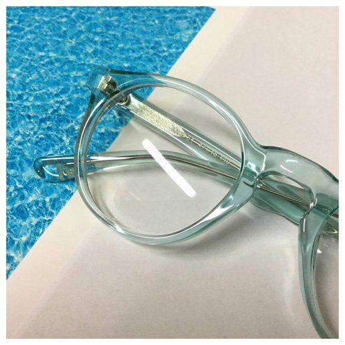 occhiali in acrilico trasparente