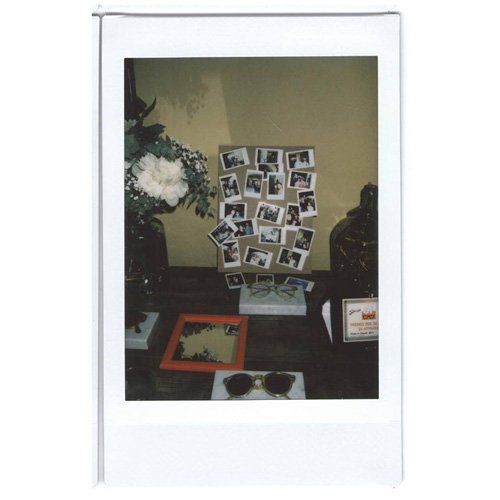 un paio di occhiali da sole da donna su scrivania