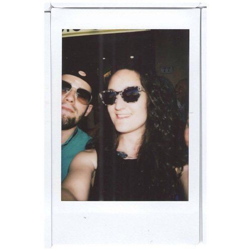 una coppia con occhiali da sole