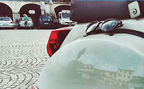 occhiali da sole su motorino