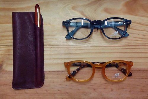 due montature da vista e un portaocchiali in pelle