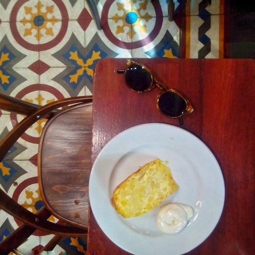 occhiali da sole su tavolo in legno