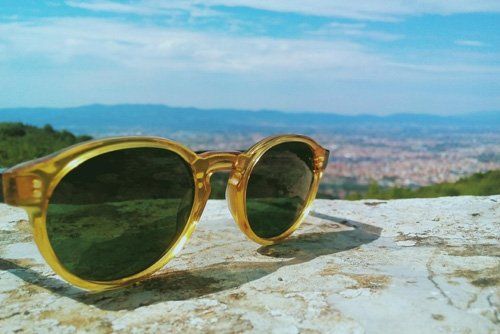 paio di occhiali da sole acrilico gialli