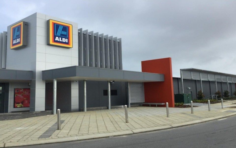 A large building with a sign that says aldi on it