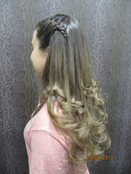 Una mujer con cabello largo tiene una trenza en el cabello.