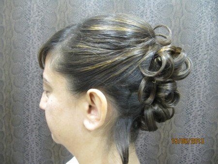 Una mujer lleva el pelo recogido en un moño.