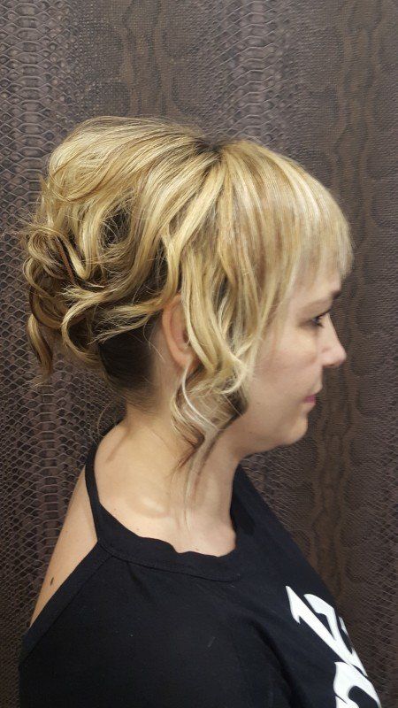 Una mujer con cabello rubio lleva una camisa negra con la letra z.