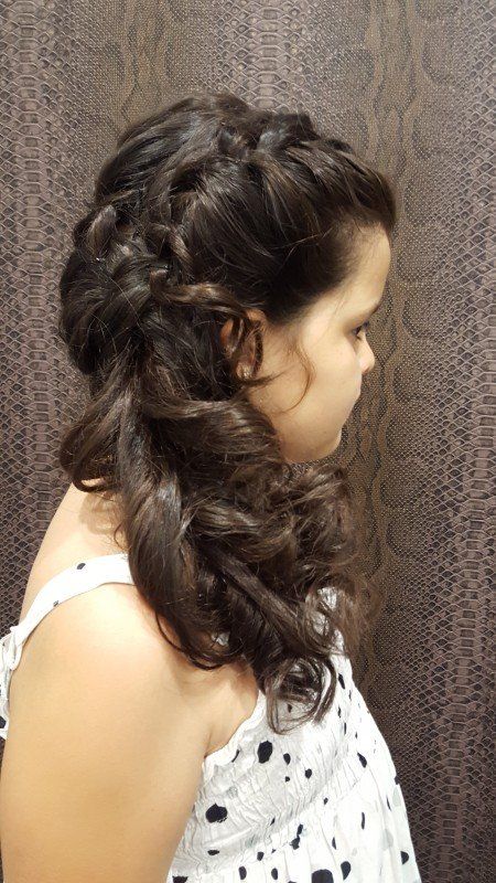 Una niña con cabello largo lleva un peinado trenzado.