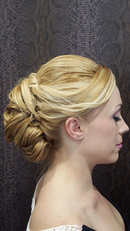 Una mujer con cabello rubio recogido en un moño