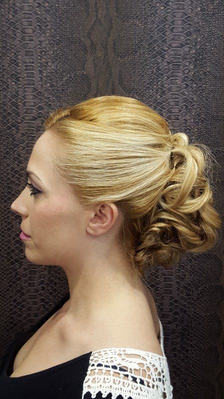 Una mujer lleva el pelo recogido en un moño.