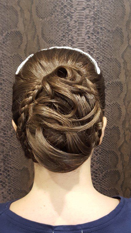 La espalda de una mujer con el pelo recogido en un moño.