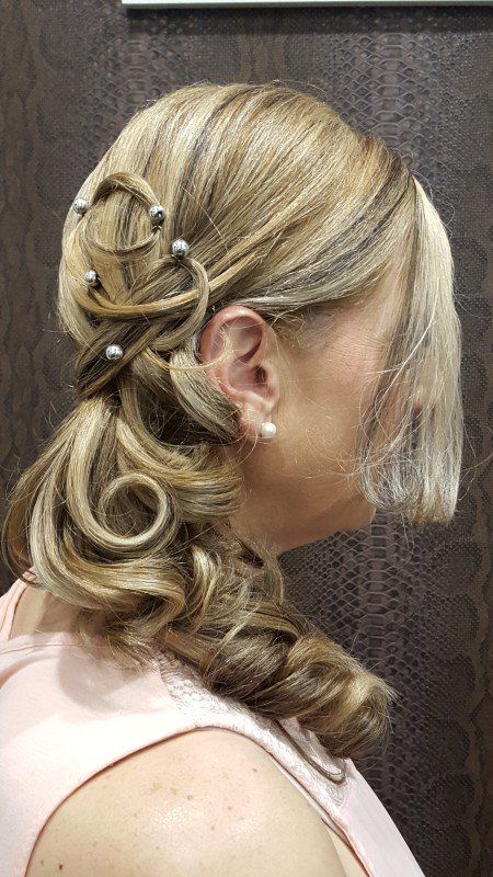 Una mujer lleva el cabello recogido mitad arriba y mitad abajo.