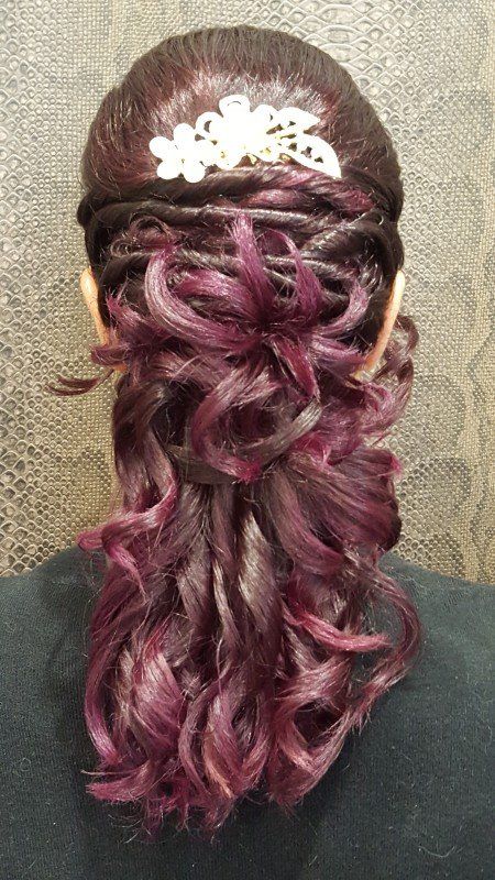 Una mujer con cabello morado y un peine en el pelo.