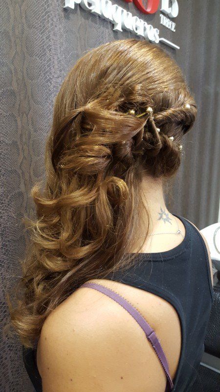 Una mujer con cabello largo lleva una camiseta negra sin mangas y un sujetador morado.