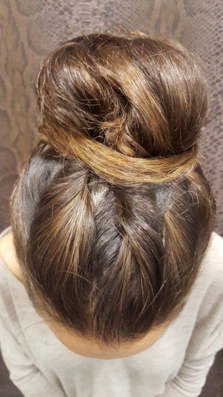 Una mujer lleva el pelo recogido en un moño.